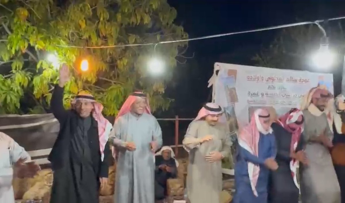 drabofaris's tweet photo. ثلاثة أيام قضيناه في تبوك في ضيافة أستاذنا الدكتور مسعد العطوي من أجمل الأيام التي بفعالياتها من شعر وحوار ونقاشات في مختلف القضايا الاجتماعية والأدبية، بالإضافة إلى زيارات سياحية متنوعة ولقاءات مع مثقفي تبوك.
كل الشكر لأستاذنا الدكتور مسعد ولأهل تبوك على كرمهم الباذخ.@300Masd https://t.co/vmE11GCB2a