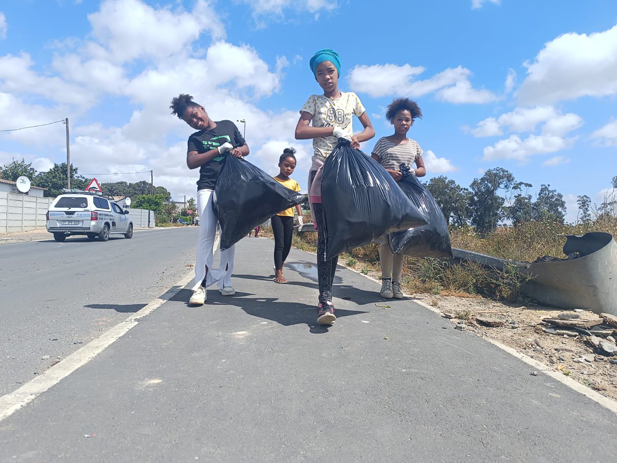 On Saturday, 7 December, the MRCT and Mosselbank Wetland Wonderers hosted their last clean-up for the year. 74 volunteers joined hands and collected 282kg of litter from the Mosselbank River and surrounding open fields.