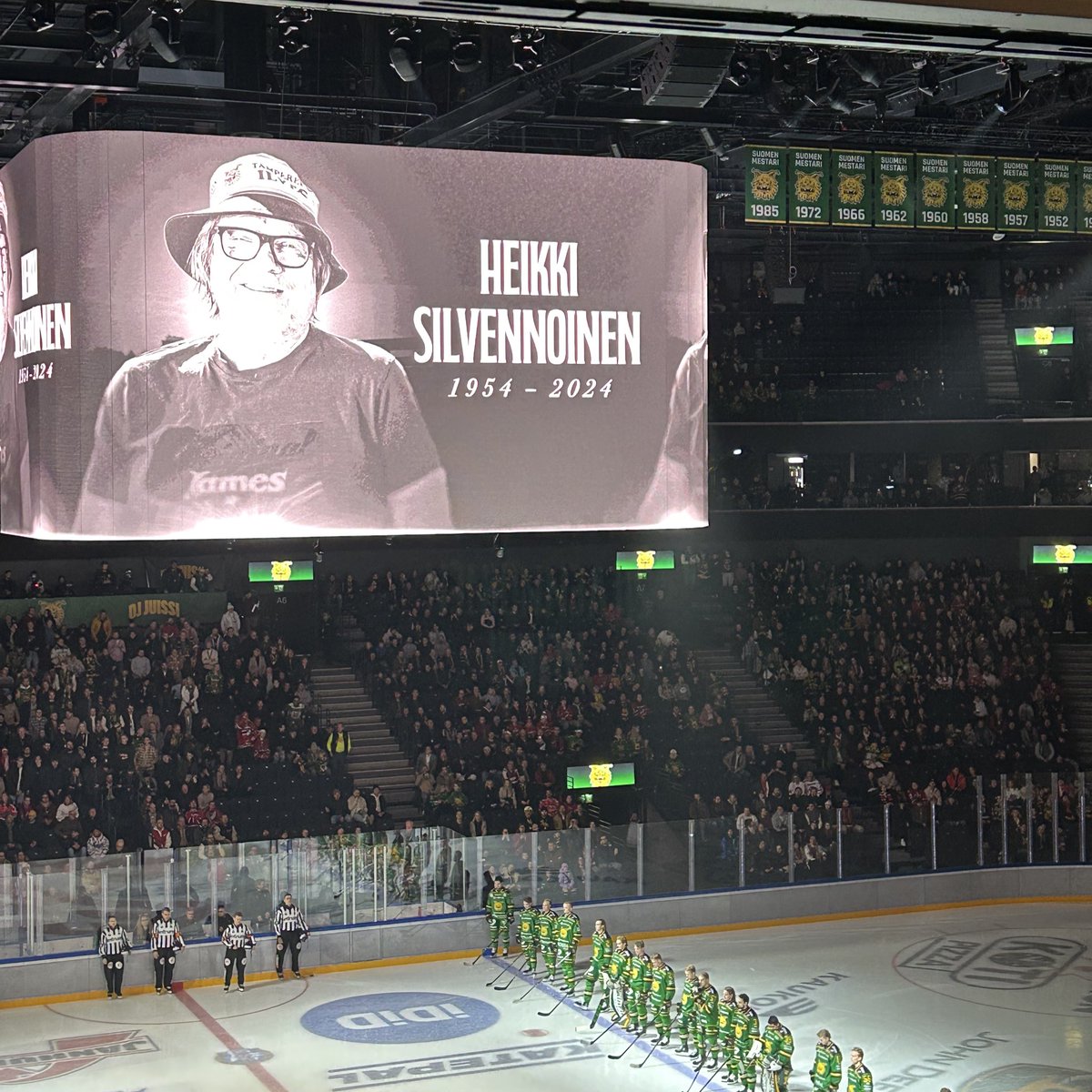 Anna-Kaisa Ikonen (@ikonenak) on Twitter photo Eduskunnan Ilves-verkosto <a href="/nokiaarena/">Nokia Arena</a>’lla kannustamassa Ilvestä voittoon 🔥
Samalla kehut: Olipa hieno tapa muistaa Heikki Silvennoista pelin alussa, Ilves! ”Tämä mies kuului parhaaseen A-ryhmään. Lepää rauhassa.” Eduskunnan Ilves-verkosto <a href="/nokiaarena/">Nokia Arena</a>’lla kannustamassa Ilvestä voittoon 🔥
Samalla kehut: Olipa hieno tapa muistaa Heikki Silvennoista pelin alussa, Ilves! ”Tämä mies kuului parhaaseen A-ryhmään. Lepää rauhassa.”