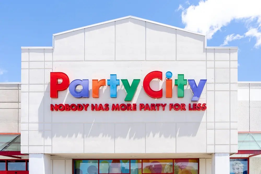 LiZaOutlives's tweet photo. Liza Minnelli has outlived Party City. The balloon has popped for the country's largest party supplies chain, and all of its locations will close. https://t.co/Yi5Htz2JDc