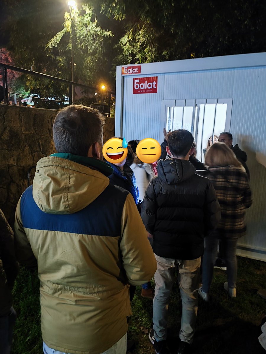 La organización de Navigalia es un caos, <a href="/Ayto_Sevilla/">Ayuntamiento de Sevilla</a>. Para el pase de las 19:30h la cola llegaba a la esquina de la C/ Benidorm.
Al llegar al acceso, informan de que el aforo está completo y cientos de personas se han quedado fuera. ¿Cómo se venden más entradas del aforo?