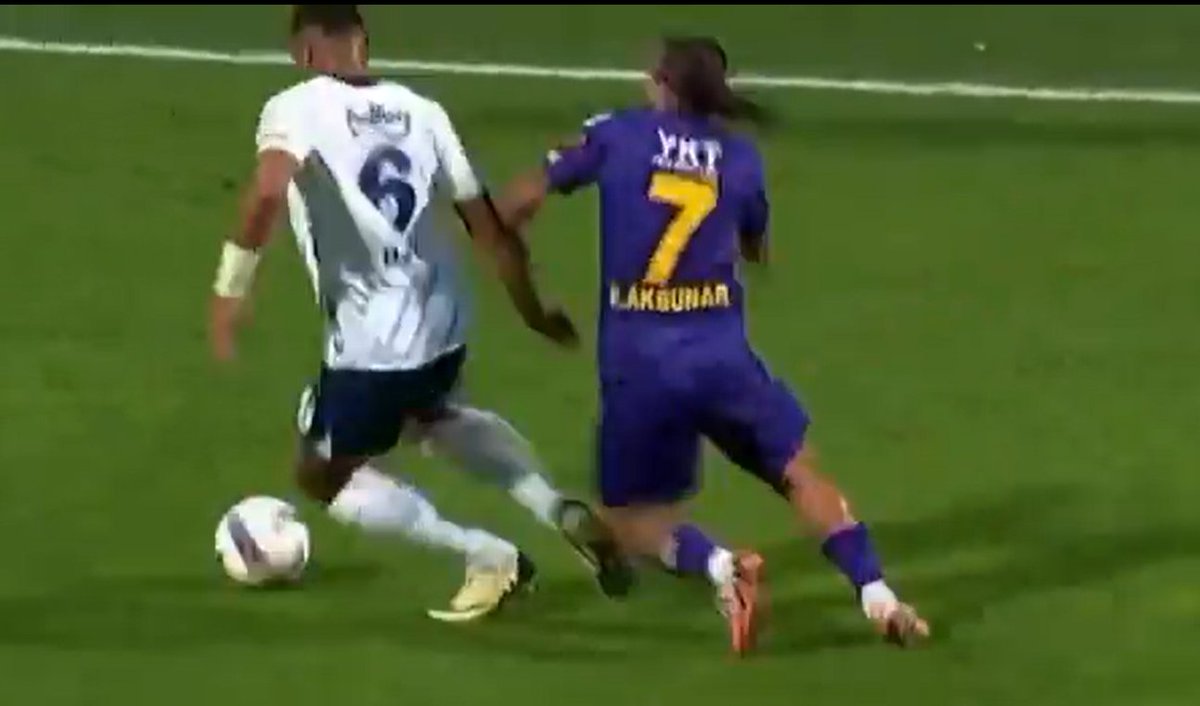 Faul yok, Eyüpspor'un golü geçerli / Faul var, Eyüpspor'un golü iptal

😂