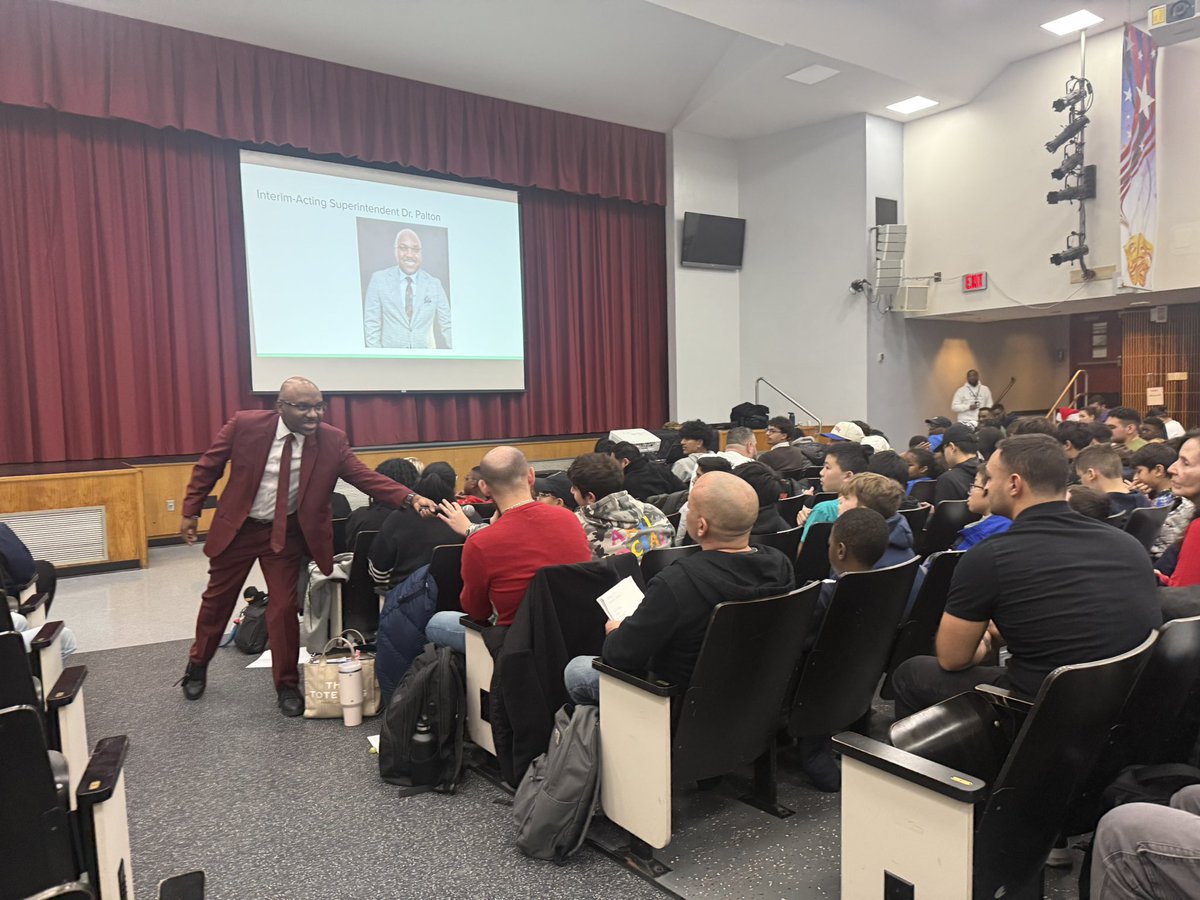 david_possner's tweet image. Shout out to my friend and colleague @AndreDHarrison , the MBK mentors, and students from across the Island for a great MBK event.  Shout out to my boss, @DocPalton , for the energy, positivity and encouragement! MBK all day!  #togetherisbetter 
Thanks @IS75Paulo for hosting!