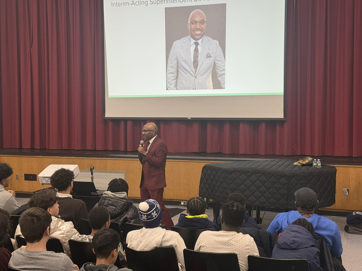 david_possner's tweet image. Shout out to my friend and colleague @AndreDHarrison , the MBK mentors, and students from across the Island for a great MBK event.  Shout out to my boss, @DocPalton , for the energy, positivity and encouragement! MBK all day!  #togetherisbetter 
Thanks @IS75Paulo for hosting!