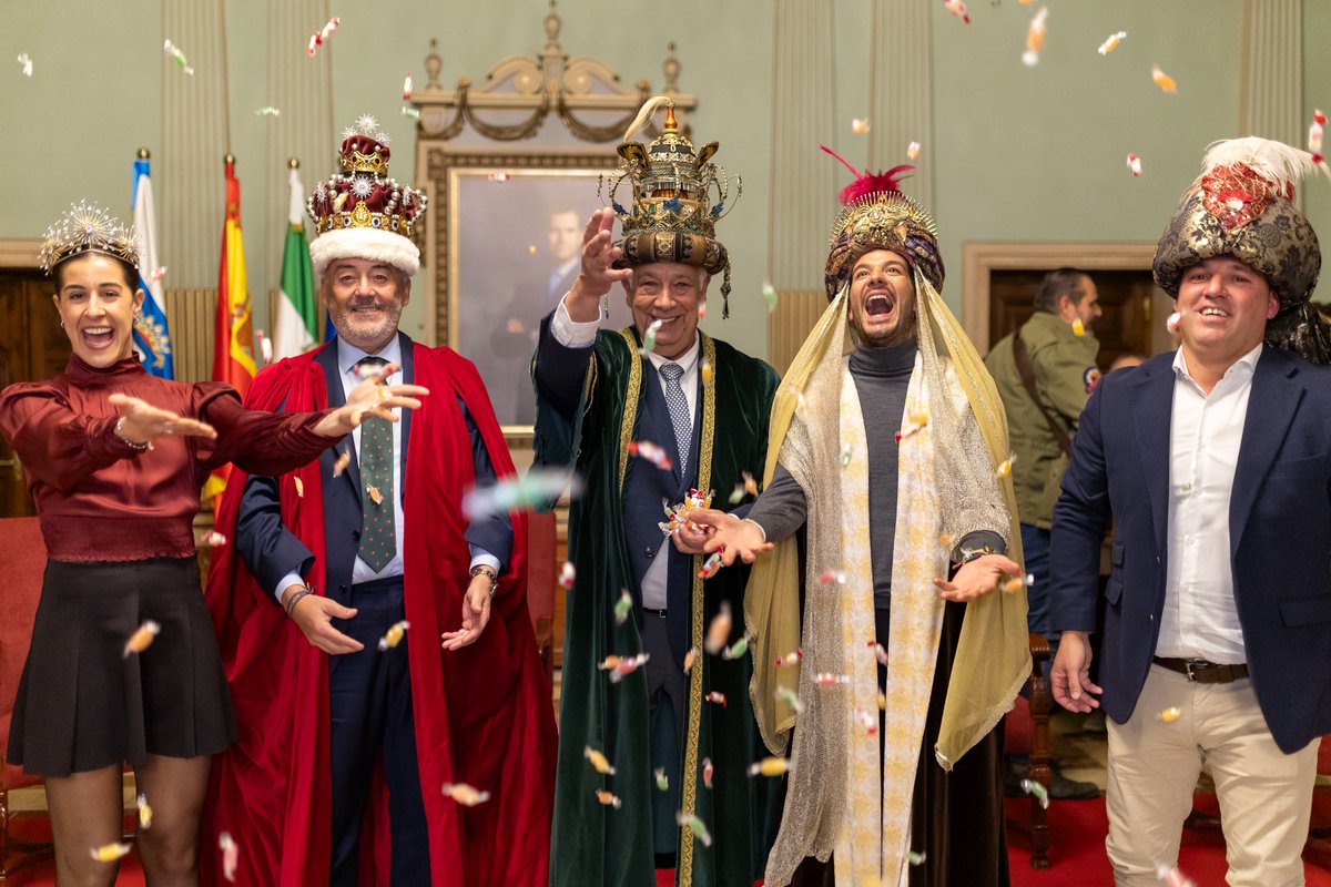 AytoHuelva's tweet photo. 👑✨El salón de plenos del Ayuntamiento ha sido el escenario elegido para la coronación de SS MM los Reyes Magos de Oriente, y la presentación de la Estrella de la Ilusión y el Heraldo Real, a los que hemos pedido que, con su magia, llenen de luz todos los hogares de Huelva. https://t.co/zWzFhRZXur