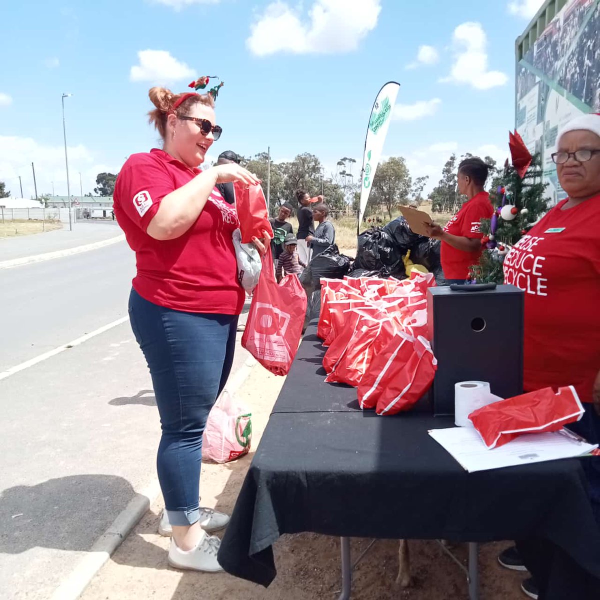 We want to extend a BIG thank you to <a href="/WeActForChange/">Shoprite Group</a> for their continuous support to our community clean-ups by making sure our volunteers are fueled for the clean-ups with yummy snacks. We appreciate you 💚