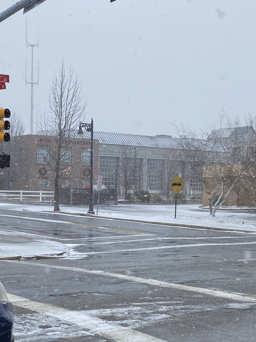 FinewineO's tweet photo. Snowing in Fitchburg @clamberton7 @PeteNBCBoston @Met_CindyFitz @ericfisher @ kellyRWeather https://t.co/1Cqp0mud5r