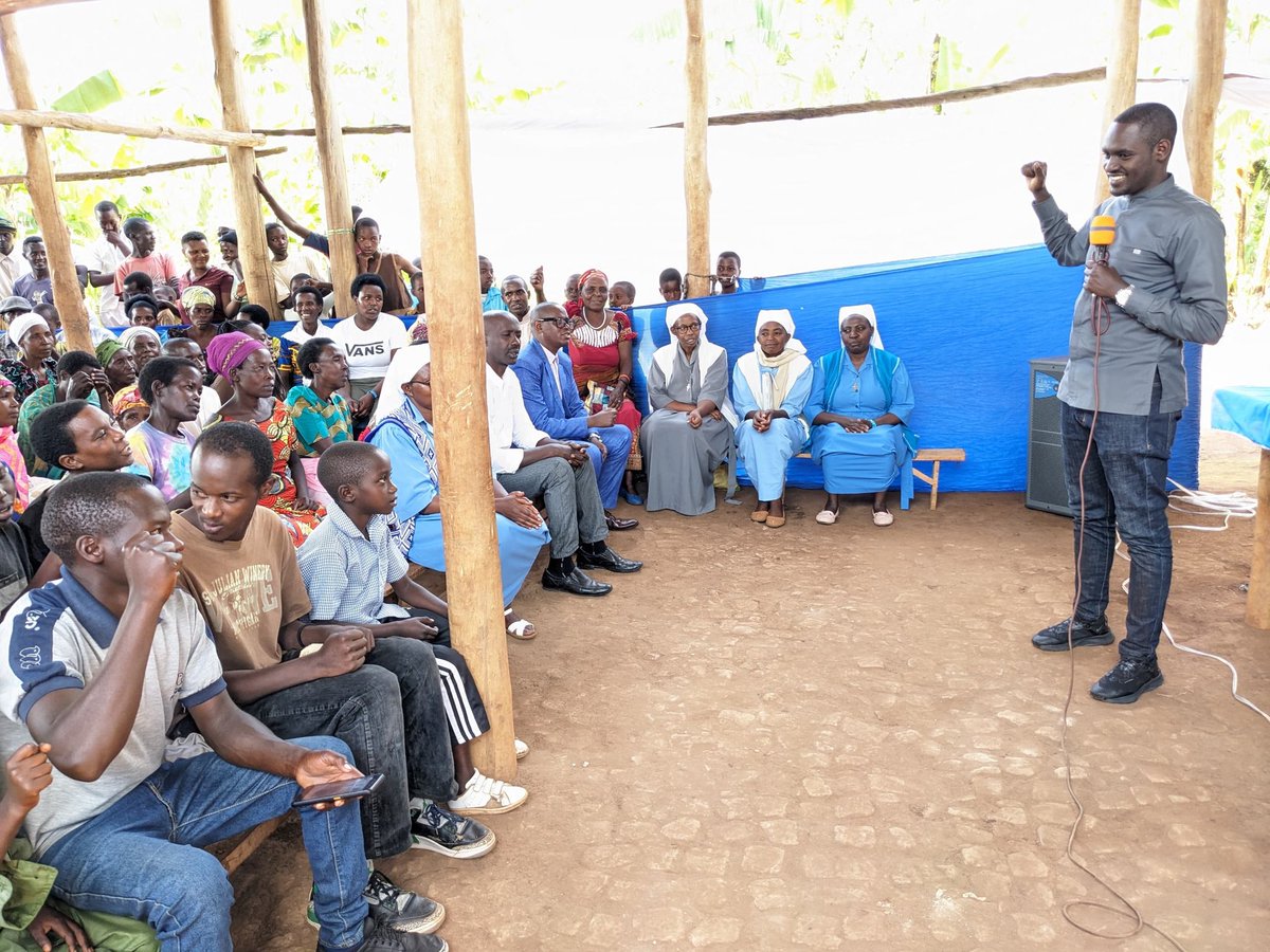 GISAGARAYEGO's tweet image. Nonaha mu ishuli #Umwana ni #Umuhanga ryigisha imyuga y'ubudozi n'ubwubatsi riherereye mu murenge wa #Kibilizi muri @GisagaraDistr hari gutangwa certificates k'Urubyiruko 45 rusoje kwiga k'ubufatanye n'Ikigo cy'Urubyiruko cy'Akarere @GISAGARAYEGO  @RwandaSouth @RwandaYouthArts