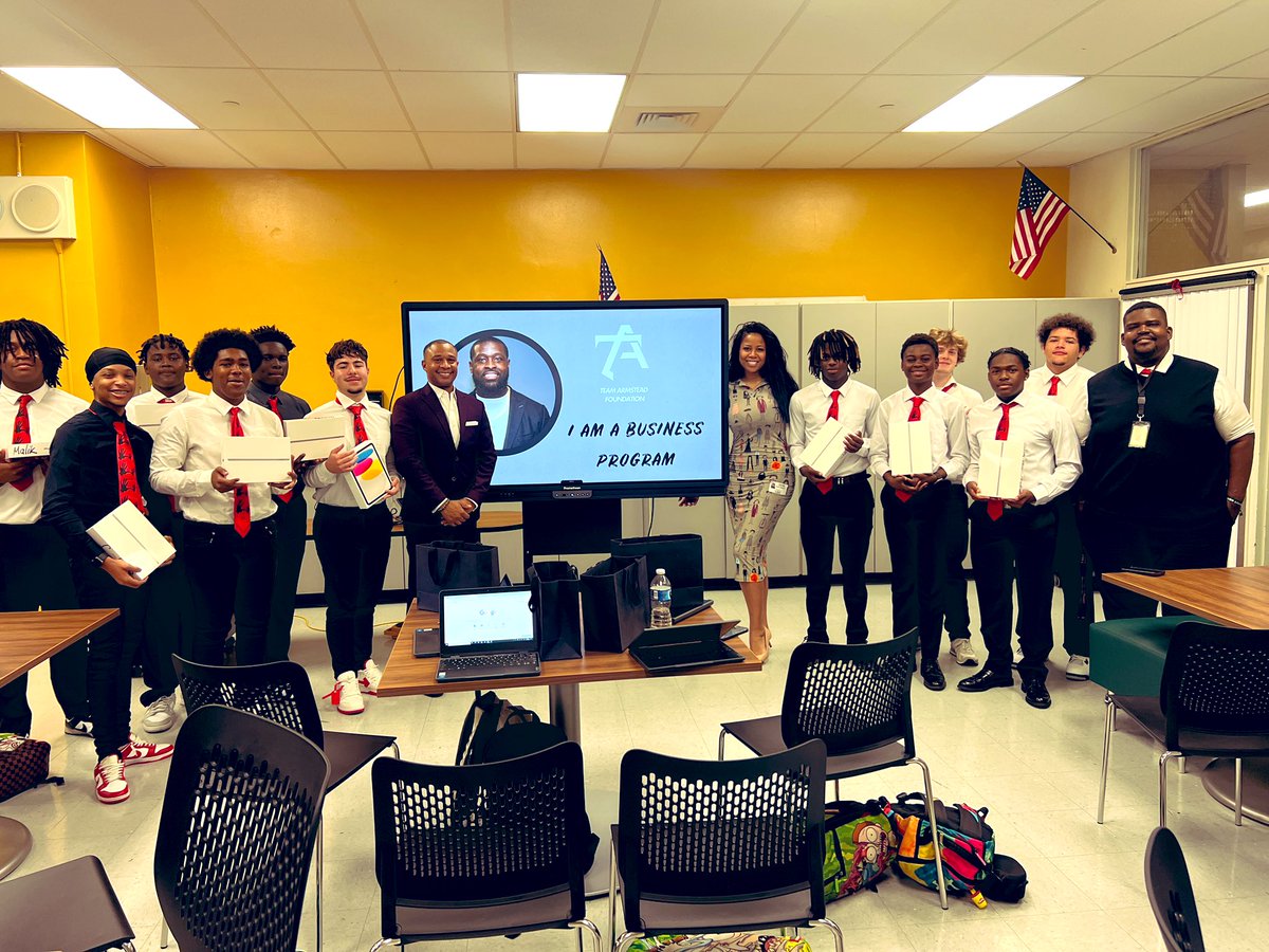 Congratulations to our 5000 Role Models at Nova High School for participating in the Miami Dolphins Terron Armstead “I AM Business Program.” Each participant engaged in 8 sessions that helped them develop a comprehensive business plan, received a brand new Apple iPad, and a cash