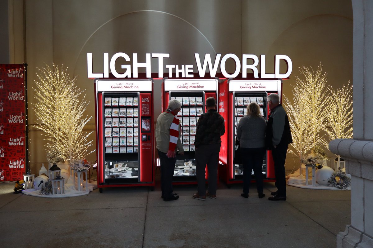 Ch_JesusChrist's tweet photo. Whether through serving a neighbor, singing carols, or donating to the Giving Machines, members and friends of The Church of Jesus Christ of Latter-day Saints are finding ways to Light the World this Christmas season.
 
Comment below on how you are sharing the Light of Christ this year!
 
To read about efforts around the globe and to find ideas on how you can participate, click here: https://t.co/d7JKSuMfom