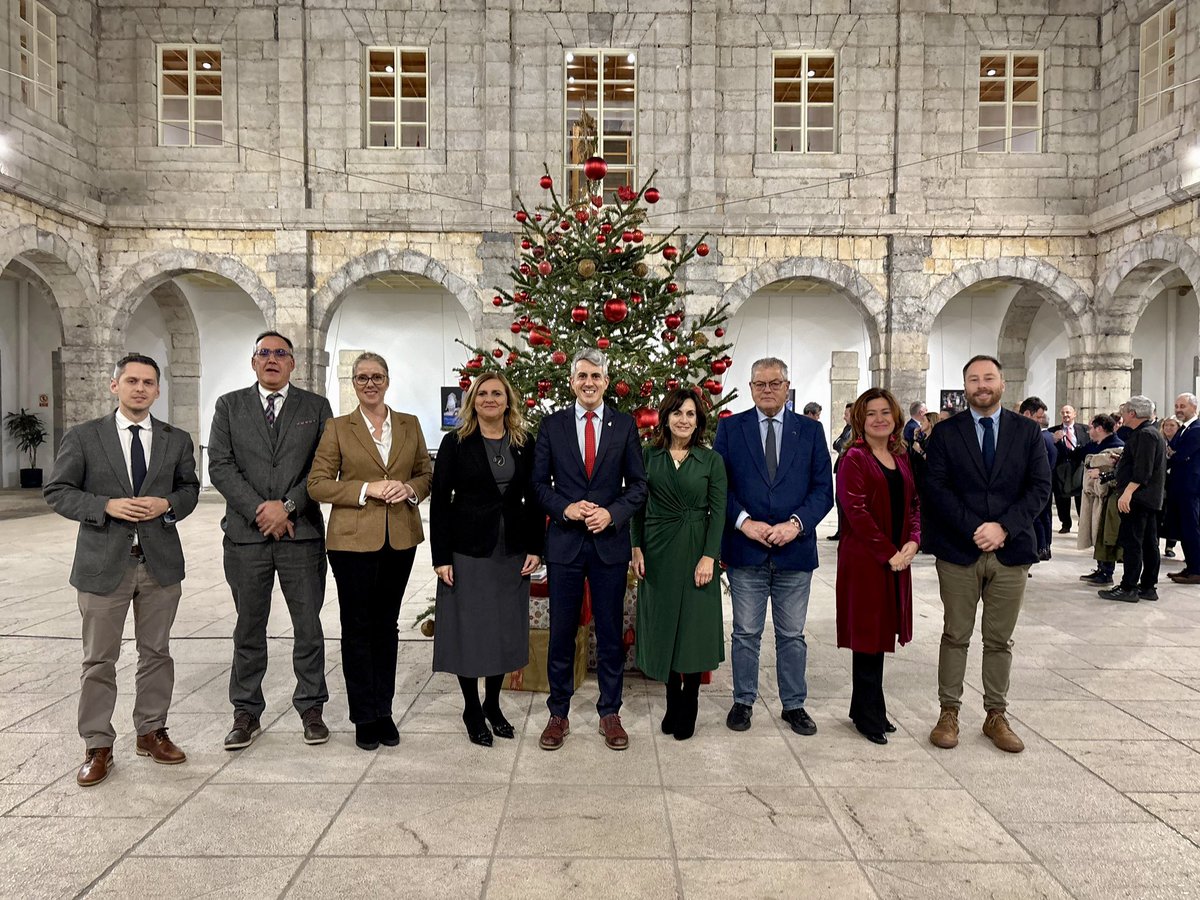 Acaba el periodo de sesiones del Parlamento. Gracias a mi equipo del Grupo Socialista. Orgullo de compañeros, orgullo de partido, orgullo de militancia ✊🏻🌹 Dais voz y fuerza a la ciudadanía de Cantabria. Gracias 💪🏽