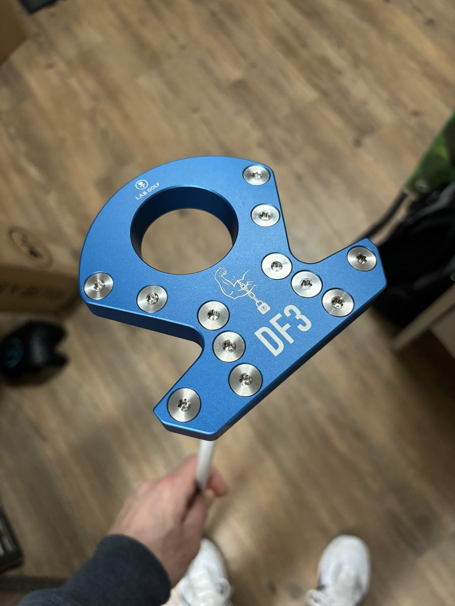 GetRyanV's tweet photo. My 2nd @labgolfputters armlock was delivered today. FedEx guy could see what it was and asked me if I could open it so he could take a look. He’d seen and read a lot about lab putters, but had never seen one in hand. Of course I obliged… https://t.co/OMVnTT0gRs