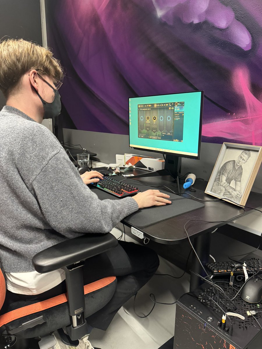 Humanoidlol's tweet image. Fanboy has his dream come true of playing in a team with me