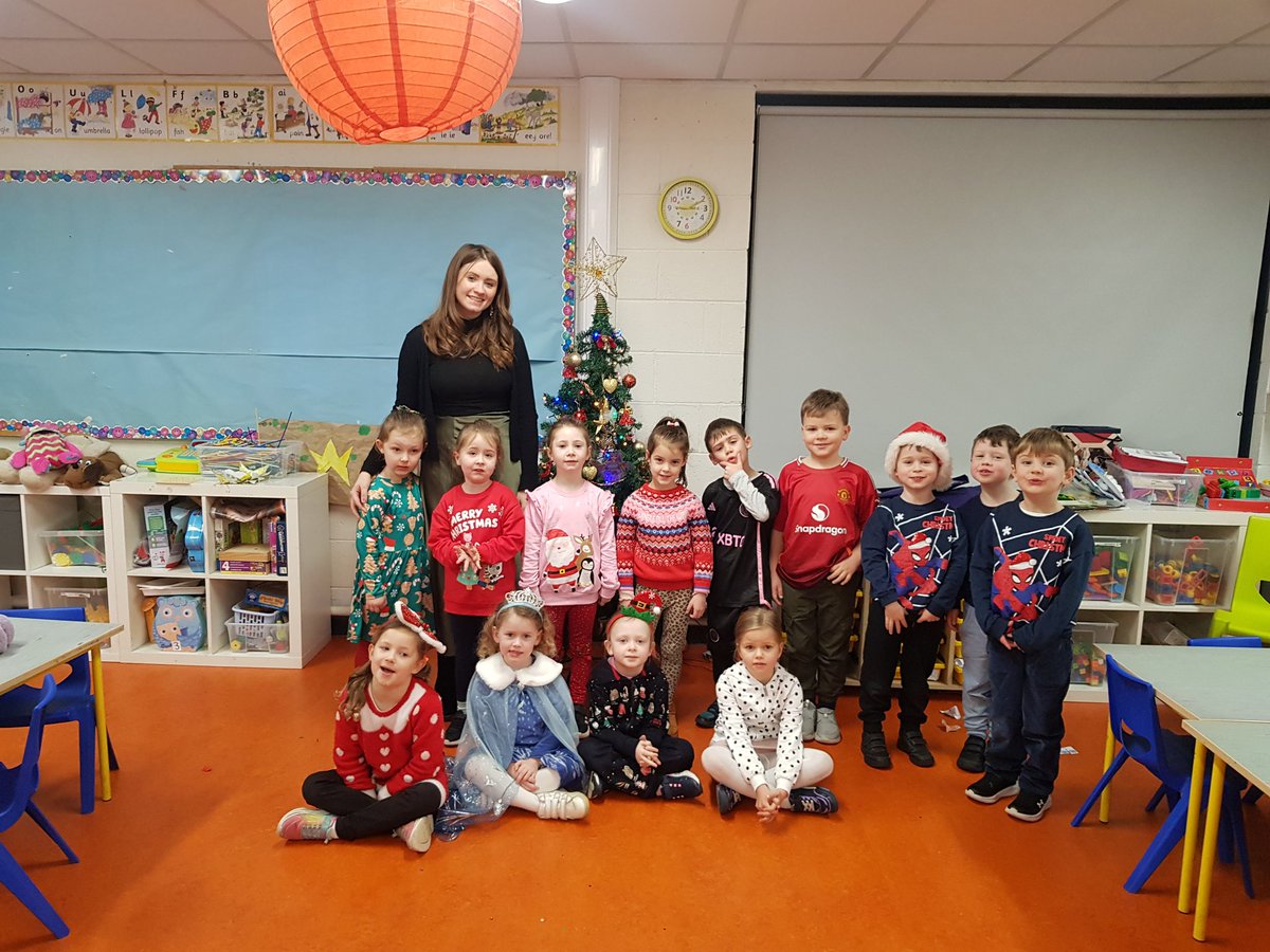 msrigbysclass's tweet photo. That's  a wrap  on  our first term! Happy Christmas everyone 🎄🎄 @followstannes https://t.co/CLeueaXUgG