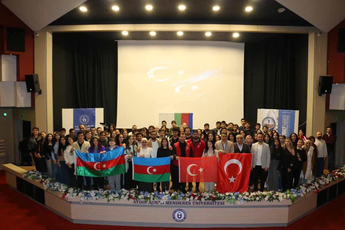 GSB_AydinGM's tweet photo. ADÜ Genç Ofisimiz tarafından ''Üniversite Genç Ofisler Kültür Buluşmaları'' programı kapsamında, @menderesedutr Kongre Merkezinde Azerbaycan kültür buluşması gerçekleştirildi.

Azerbaycan'lı öğrenciler ülkelerinin tarihini, yöresel kıyafetlerini ve lezzetlerini tanıttı. #GençOfis https://t.co/icN8JHI5Pk