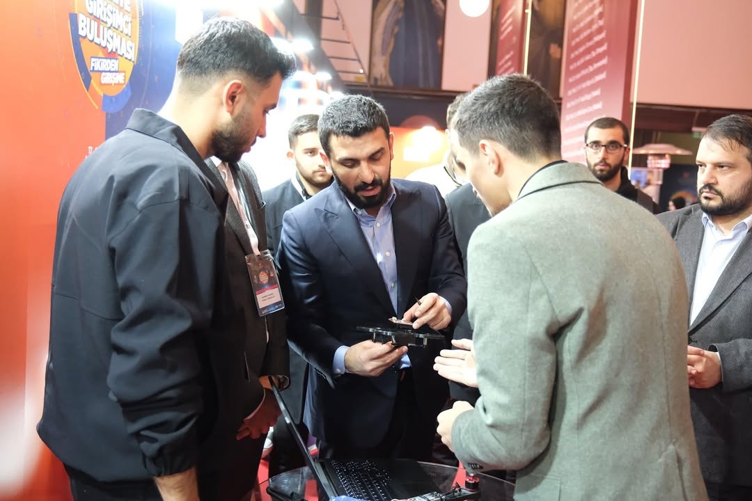FirnasTech's tweet photo. FiCo Projemizle Türkiye Girişimci Buluşması’ndaydık! 🚀

Cumhurbaşkanlığı himayelerinde, Girişimci İşadamları Vakfı tarafından düzenlenen Türkiye Girişimci Buluşması’nda, 17-18 Aralık tarihlerinde İstanbul Üni. Prof. Dr. Cemil Bilsel Konferans Salonu’nda projemizi sergiledik. https://t.co/AoYV6kXTph