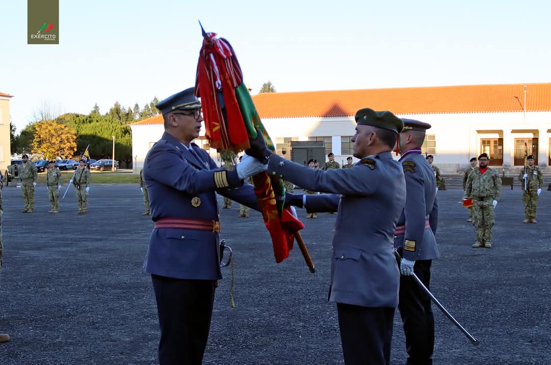 Exercito_pt's tweet photo. 📢 Hoje, decorreu, no Regimento de Artilharia N.º 4, a Cerimónia de Tomada de Posse do seu novo Comandante, Coronel de Artilharia Norberto Francisco Calmeiro Vaz, substituindo no cargo o Coronel de Artilharia Pinheiro Barreira.

#ExércitoPortuguês #RA4 #Potencial_Humano https://t.co/u0ztxgLwX3