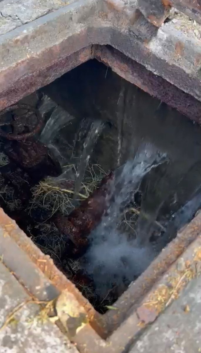 Samantituuuu's tweet photo. @SEGIAGUA hola, quiero reportar una fuga de agua potable en una de sus bombas, dónde puedo hacerlo? https://t.co/zlybNysBTj