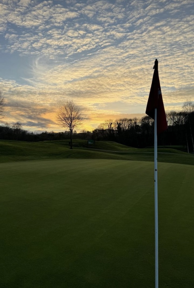 La verdadera esencia del golf va más allá del juego. Se encuentra en la conexión con la naturaleza, en el reto constante de superarse y en el placer de ese primer golpe al amanecer 🌅🏌️‍♂️

#GolfSantaMarina #SeveDesign #Campodegolf #GolfyNaturaleza #Cantabria