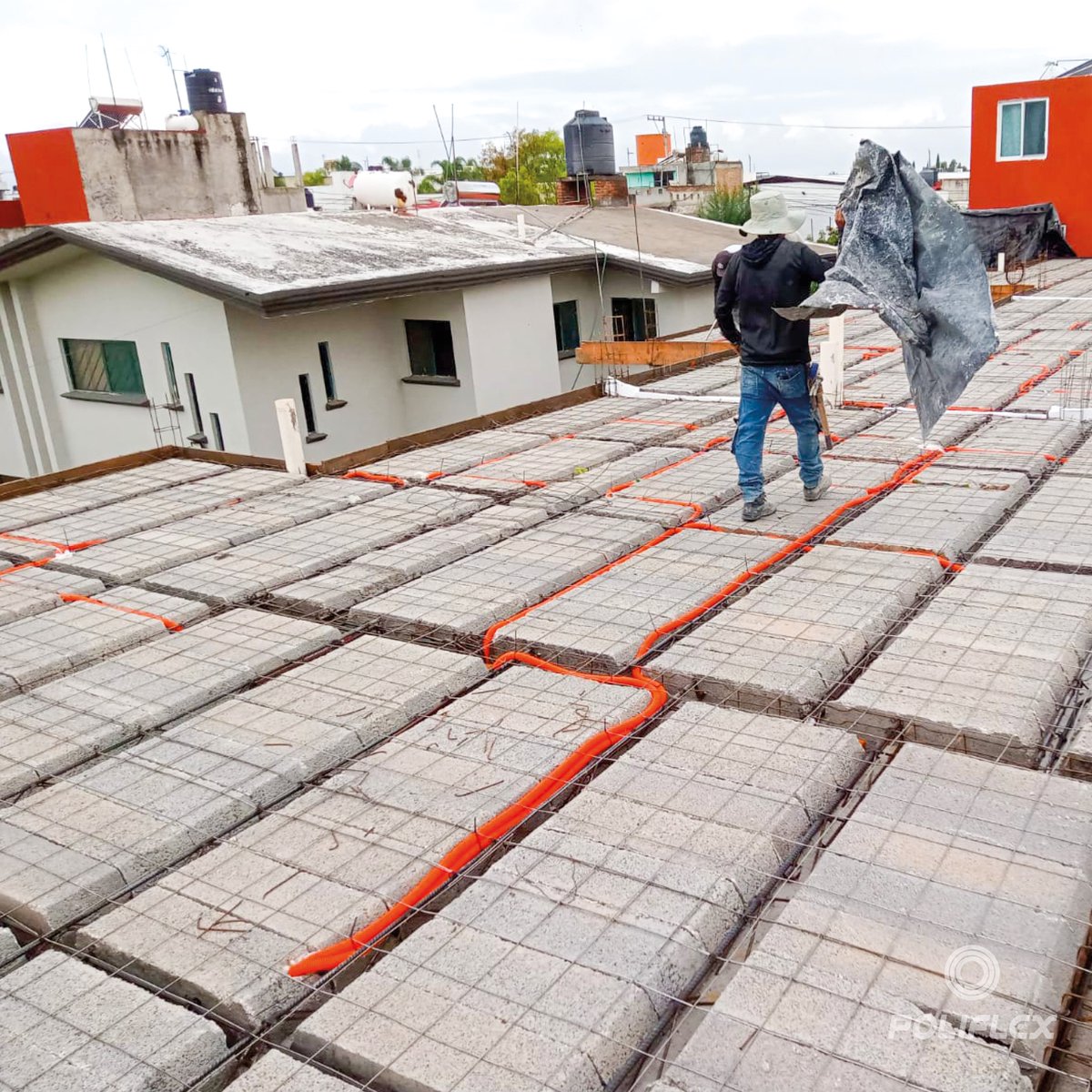 poliflex's tweet photo. ¿Buscas una canalización segura y flexible? Poliflex Naranja es la solución. Facilita y asegura tus instalaciones eléctricas en vigueta y bovedilla como lo hace nuestro amigo Miguel Ángel Salazar García en Puebla.
#InstalacionesEléctricas #SeguridadEléctrica #Poliflex https://t.co/GJpFkmw7tu