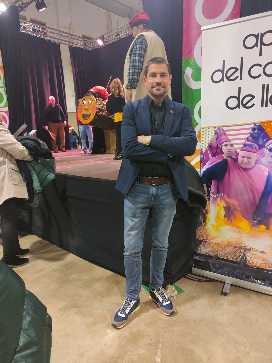 JosepRoca18's tweet photo. Hoy las peñas del @AplecCaragol han celebrado el Caga Tió y la tradicional Turronada en el Mercat del Pla.
Las familias lo han pasado en grande en un espacio lleno hasta los topes y la organización ha sido impecable 🙌🐌💫🎄
#ConNuestrasTradiciones
#CuidaLoTuyo https://t.co/qIhwo8Jg9v