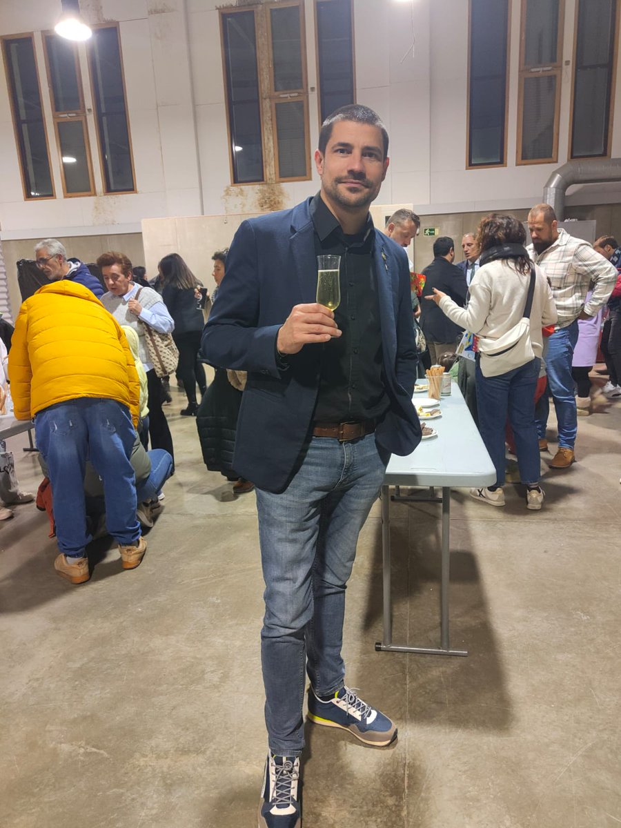 JosepRoca18's tweet photo. Hoy las peñas del @AplecCaragol han celebrado el Caga Tió y la tradicional Turronada en el Mercat del Pla.
Las familias lo han pasado en grande en un espacio lleno hasta los topes y la organización ha sido impecable 🙌🐌💫🎄
#ConNuestrasTradiciones
#CuidaLoTuyo https://t.co/qIhwo8Jg9v