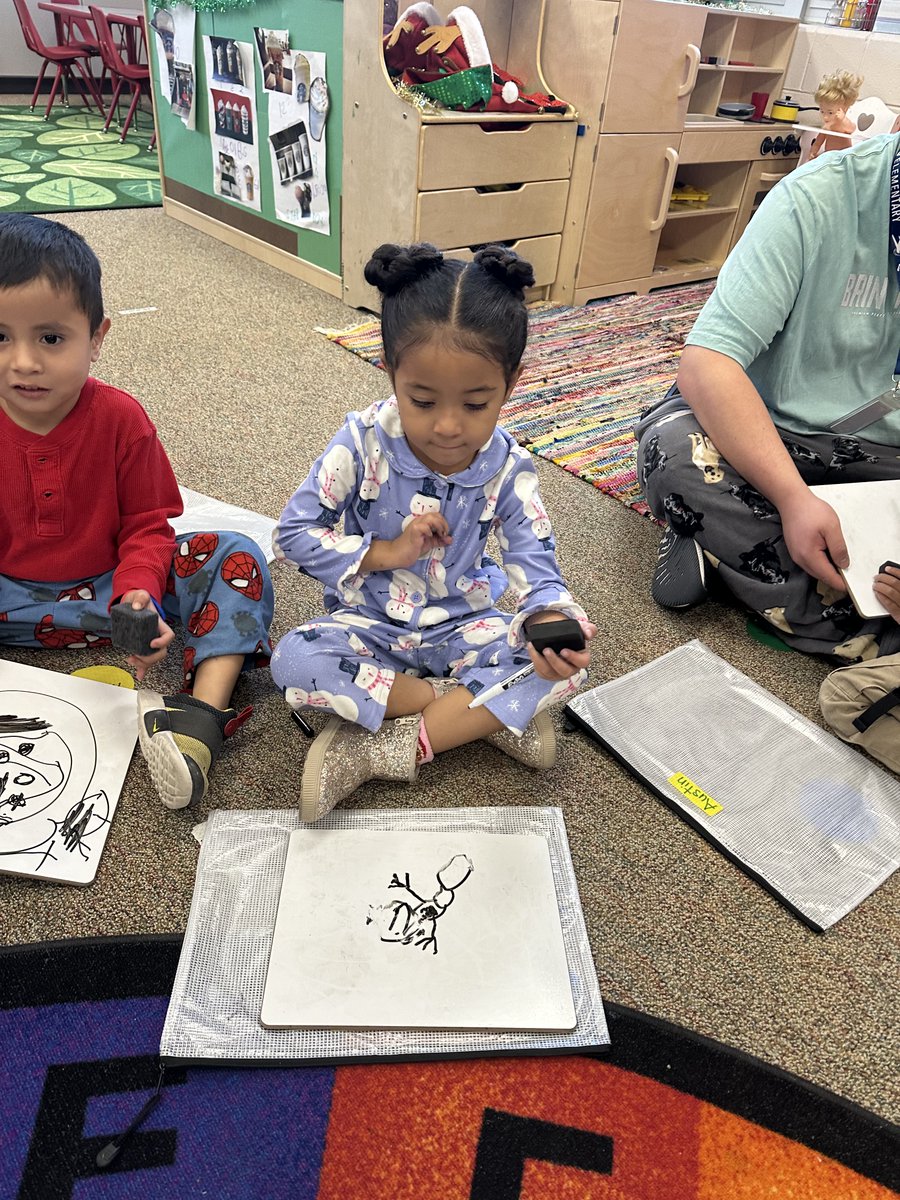 We did a festive Graphic Practice today and used our knowledge of "around close" for the snowballs and "bowls" and "across" to make the face and arms. The snow-people turned out great!
#toolsofthemind #teaching #school #earlychildhood #education
