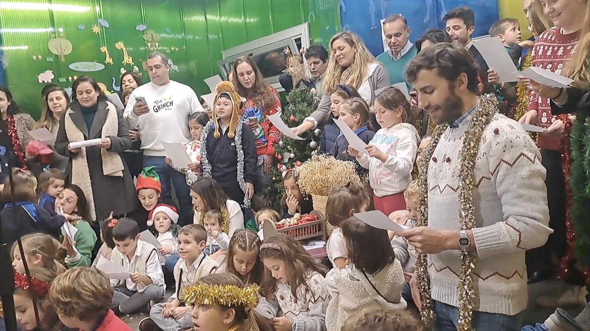 🎥 🎶🎶 Queremos compartir con todos el villancico de este año del colegio, “Darte enterita mi vida”.

La Familia Santa Mónica os desea una ✨✨ ¡Feliz y Santa Navidad! ✨✨

#FelizNavidad #NavidadSantaMónica #DarteEnteritaMivida #Villancicos 

👉🏻 youtu.be/j49J11c21ac