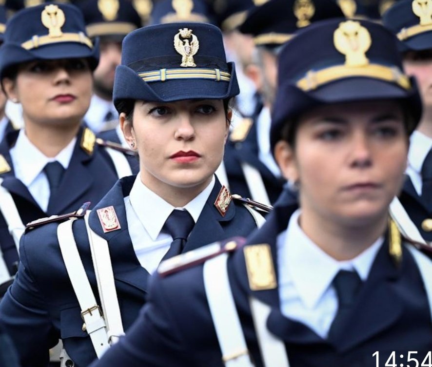 poliziadistato's tweet photo. A Spoleto e Nettuno hanno giurato 985 vice ispettori del 17° corso.
La cerimonia si è svolta nelle due scuole di Polizia che hanno ospitato 636 uomini e 359 donne. Dopo la nomina sono pronti per essere assegnati ai vari reparti in tutta Italia #20dicembre
https://t.co/MlJt166lnD https://t.co/cUNPJ3ttIL