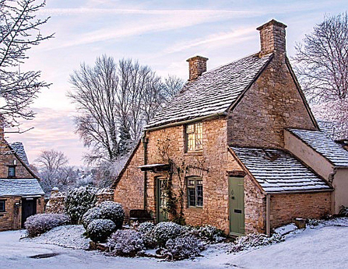 MagisterofTime's tweet photo. - So for now I’m at my bolt hole contemplating my next move, shopping wise, whilst eating a few mince pies and washing them down with some mulled wine and watching that classic Christmas movie, Die Hard. 

Who’d have thought Christmas could be so stressful! https://t.co/Fh8EWTij6j