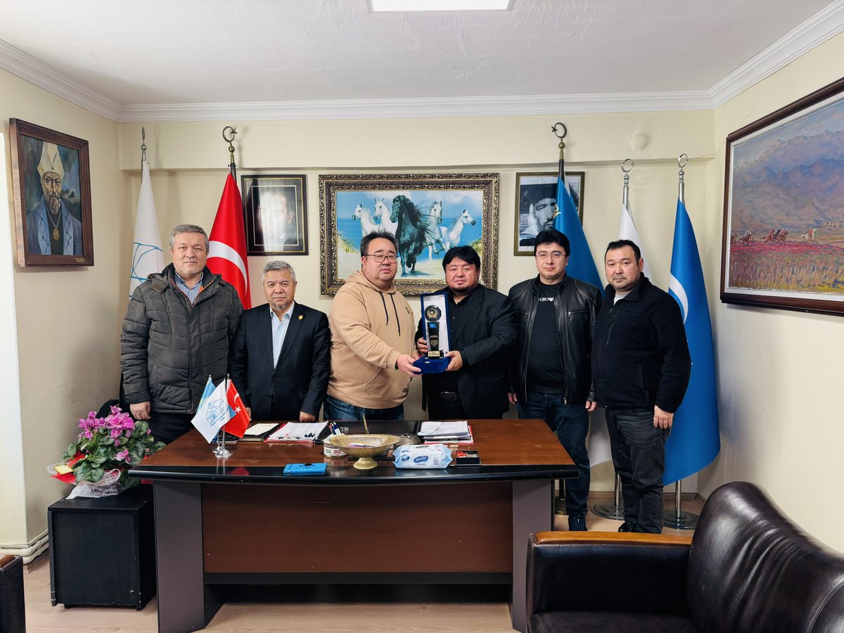 HOghuzkhan's tweet photo. Doğu Türkistan kazaklarından çok değerli kardeşimiz ve Dava arkadaşımız Faruk AKSEL’i Kazak Türkleri Vakfının yeniden Başkanlık görevine geçmesi münasebetiyle kendilerine makamında  hayırlı olsun ziyaretinde bulunduk. 
Sayın Başkanla Doğu Türkistanlı Uygur ve Kazak  
Toplumunun kardeşlik bağının güçlenmesi ve Doğu Türkistan davasının yan yana birlik ve beraberlik içinde mücadele edilmesinin önemi ve teşkili işbirlik konusunda müzakerelerde bulunduk.
Sayın Başkana tekrar vazifesinde muvaffakiyetler dilerim.
@FarukAksell @vakifkazak @udtsb @DTMaarif