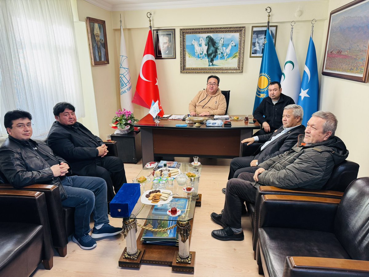 Doğu Türkistan kazaklarından çok değerli kardeşimiz ve Dava arkadaşımız Faruk AKSEL’i Kazak Türkleri Vakfının yeniden Başkanlık görevine geçmesi münasebetiyle kendilerine makamında  hayırlı olsun ziyaretinde bulunduk. 
Sayın Başkanla Doğu Türkistanlı Uygur ve Kazak  
Toplumunun