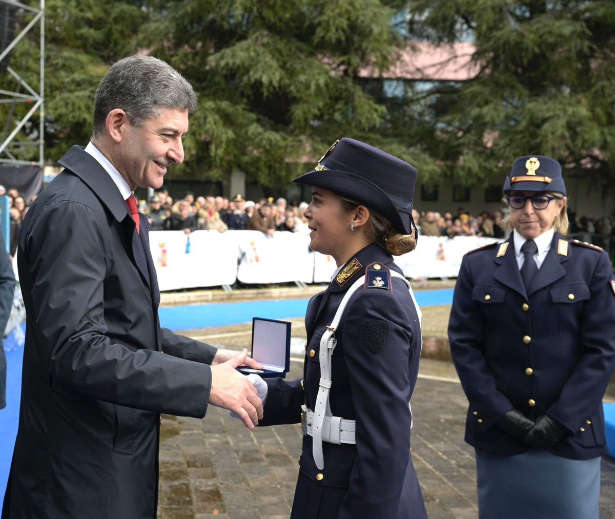 poliziadistato's tweet photo. Il #CapodellaPolizia Pisani ha ricordato ai vice ispettori che l’uniforme rappresenta per il cittadino lo Stato. Da qui il compito di essere sempre pronti a garantire i diritti e le libertà fondamentali che sono l’essenza vivente della nostra Costituzione #20dicembre https://t.co/gtlUwwoCy0
