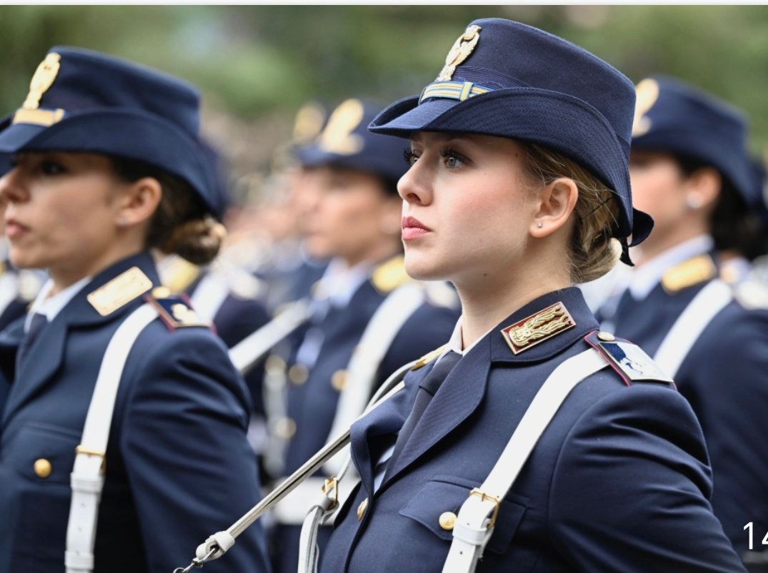 poliziadistato's tweet photo. Il #CapodellaPolizia Pisani ha ricordato ai vice ispettori che l’uniforme rappresenta per il cittadino lo Stato. Da qui il compito di essere sempre pronti a garantire i diritti e le libertà fondamentali che sono l’essenza vivente della nostra Costituzione #20dicembre https://t.co/gtlUwwoCy0