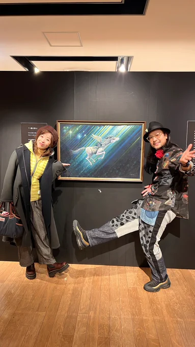 今日は #羽野晶紀 さんと #岡﨑彪太郎 くんが見に来てくれた!ほんと最高の家族!(こたちゃん撮影)じっくり作品も見てくれて、パンダブローチや絵本、カエルムなどを買って行ってくれた感想聞けるのめちゃ楽しみ!!おかんもぼくも、ありがとうね〜#一富士茄子牛焦げルギー 