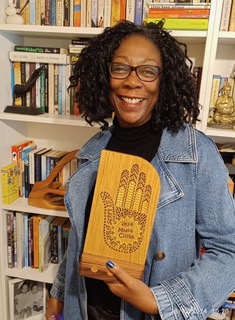 Delighted to see these photos of this year's prize winner, author <a href="/_MaeveClarke/">Maeve Clarke</a>, with her SI Leeds Literary Prize trophy.

Congratulations again! 🥳❤️