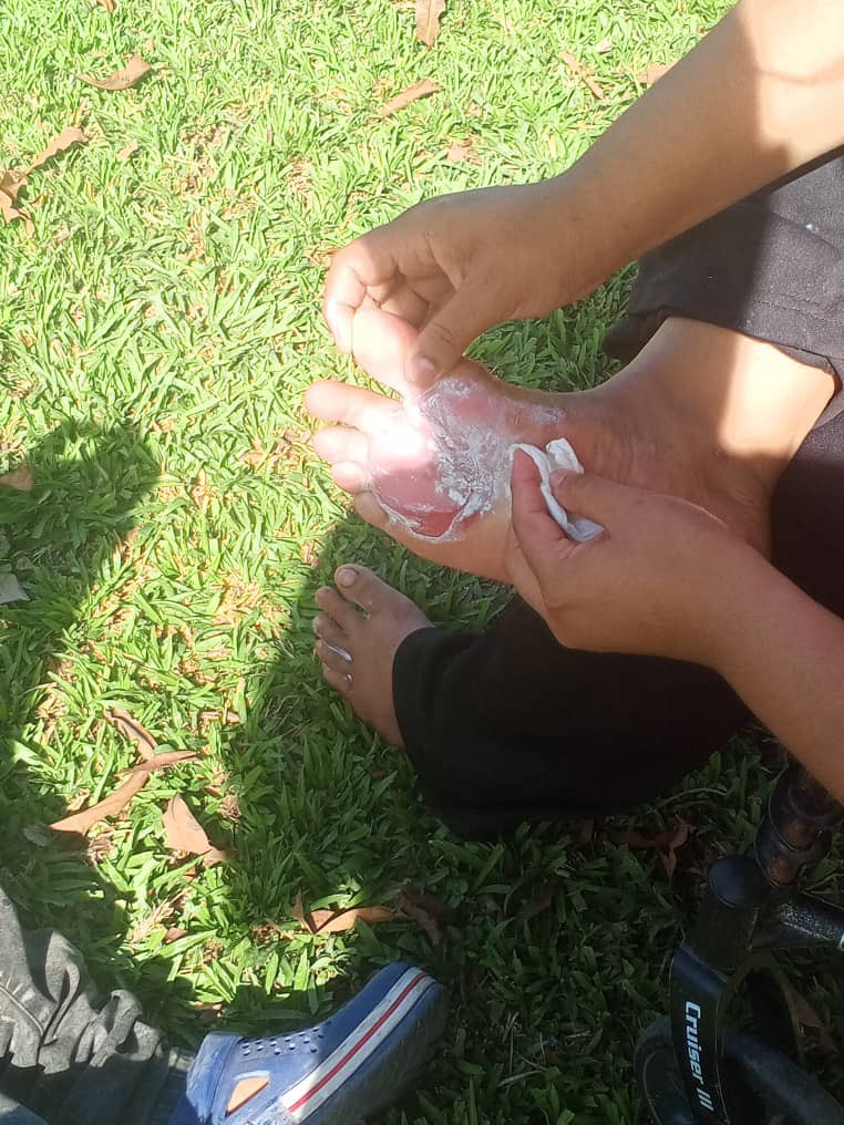 Bastante dañados por la caminata, un contingente de unos mil migrantes que integran una caravana, protestan esta mañana en la plaza central de PIJIJIAPAN, Chiapas; exigen a la presidenta Claudia Sheinbaum Pardo su intervención para que cese la persecución y que mejor se les apoye