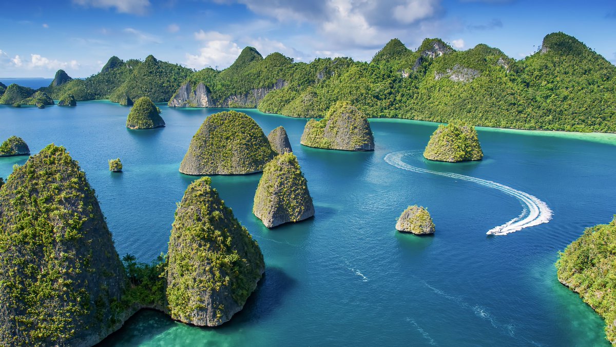 Exploring the islands of Indonesia, Borneo and Papua New Guinea by cruise is quite simply a magical experience. Take a look at our cruising guide to this incredible region...
mundyadventures.co.uk/adventure-news…