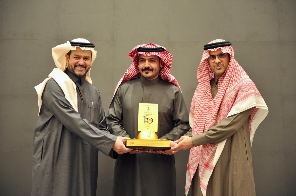 تكريم الرحالة السعودي عبد العزيز السلامة بجائزة "شخصية العام 2024" من الاتحاد الدولي لتقنيات السفر والسياحة، تقديراً لمساهماته في استكشاف العالم ونقل الثقافات