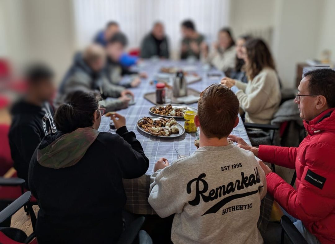 FErgueteIntegr's tweet photo. 🎄O grupo de participantes do noso taller de impresión 3D no C.P. de Teixeiro foi convidado onte polo@CEE_LOURDES a un almorzo de Nadal!❤️ 
👉Tras o encontro, tiveron a oportunidade de coñecer o novo proxecto de reciclaxe de plasticos do centro educativo.
#mediopenal #nadal2024 https://t.co/yhvGqpuBc4