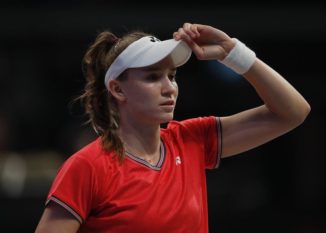 TennisWorl76726's tweet photo. We can feel the zeal radiating from this set 💥
Here are some moments from the dynamic face-off between @lenarybakina & @simonahalep 🧡
#worldtennisleague #falcons #teamfalcons #gamechangersfalcons #tennis #tennisplayer #jasminepaolini #simonshalep #carolinegarcia https://t.co/EXwINILW86