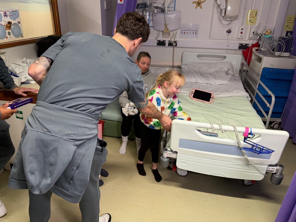 ⚽ Preston North End (<a href="/pnefc/">Preston North End FC</a>) brought festive cheer to the Children’s Ward at Royal Preston Hospital during their annual Christmas visit. 🎄 

💙 Thank you to the team for brightening the day for patients, families, and staff!

Read more: lancsteachinghospitals.nhs.uk/news/article/7…