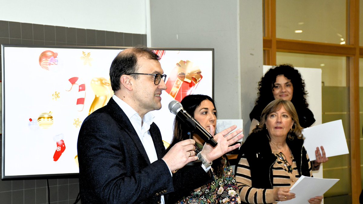 Ayer se celebró el tradicional acto de navidad de la EINA, aprovechando la ocasión para realizar la entrega de varios premios y distinciones. El coro de Ingenieros de Zaragoza amenizó la actividad con sus afinadas voces.