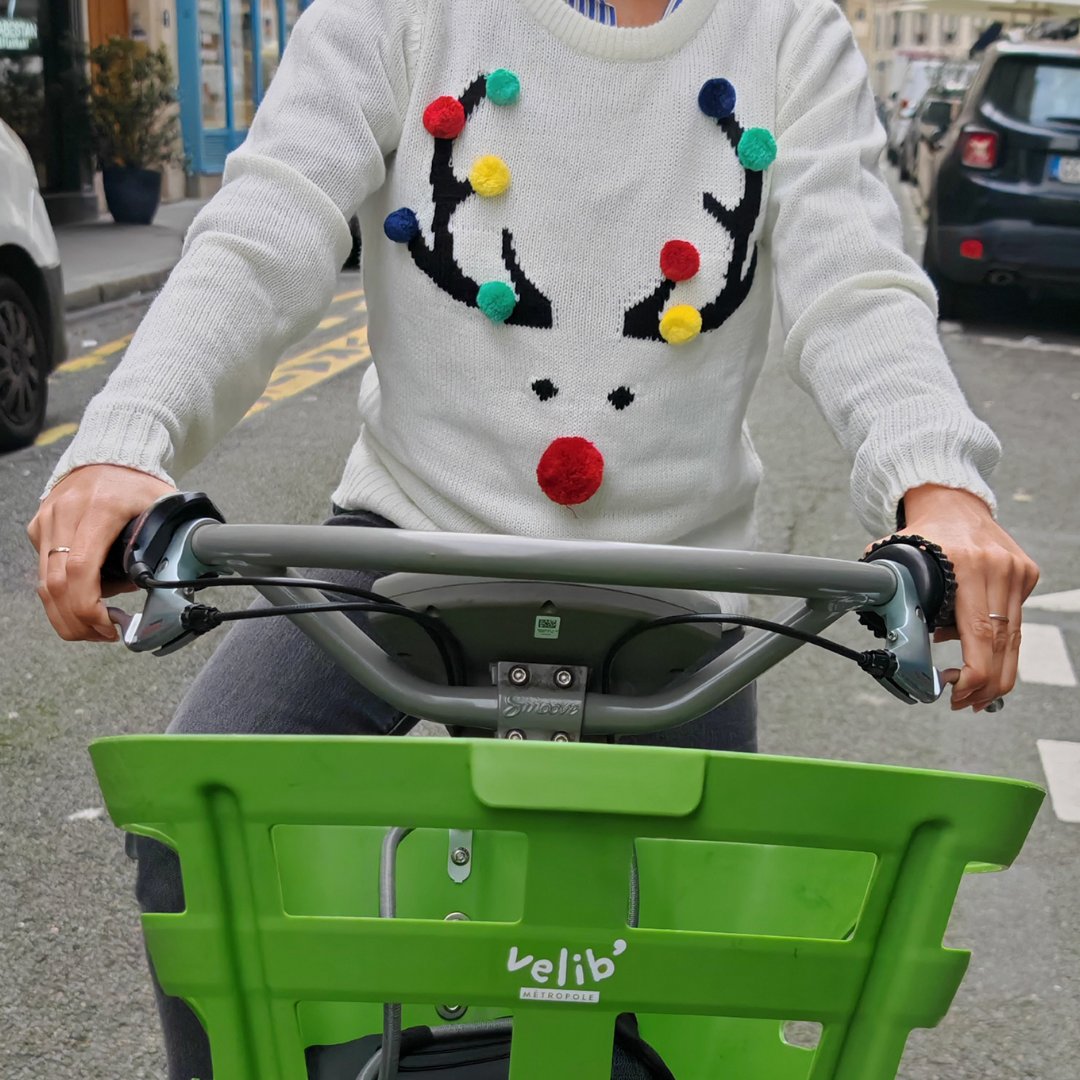 Velib's tweet photo. Dernier vendredi avant le grand départ des fêtes de fin d’année, et si on sortait enfin notre pull de Noël préféré 🦌 🎄?
#pulldenoel #outfitoftheday https://t.co/aOf7LqrJdt