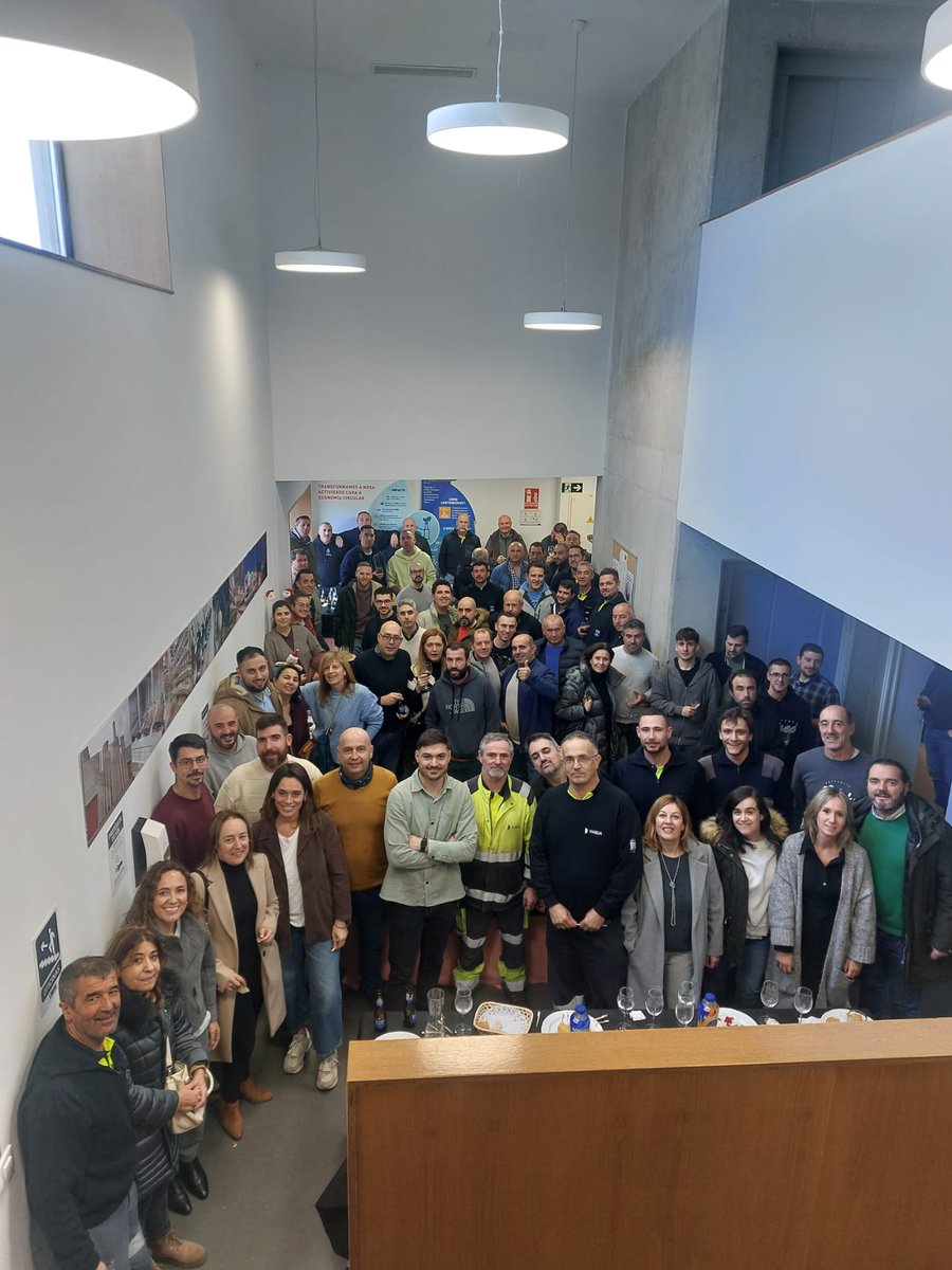 🎄✨ Non hai nada como xuntarse para compartir alegría e bos momentos coas persoas que fan grande esta empresa. Felices Festas! 🥂💙