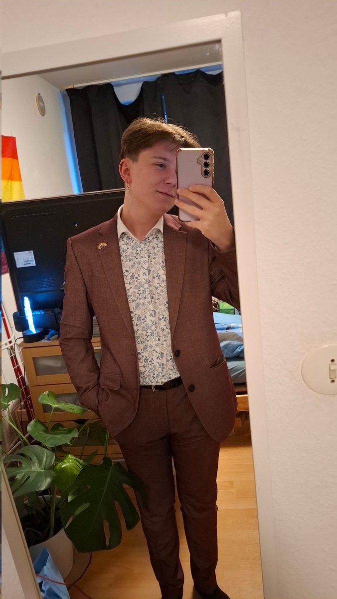 Manuelbchn's tweet photo. Sollte ja klar sein, wer auf der Weihnachtsfeier heute am besten gekleidet ist 😌 https://t.co/7pWh41lBOw