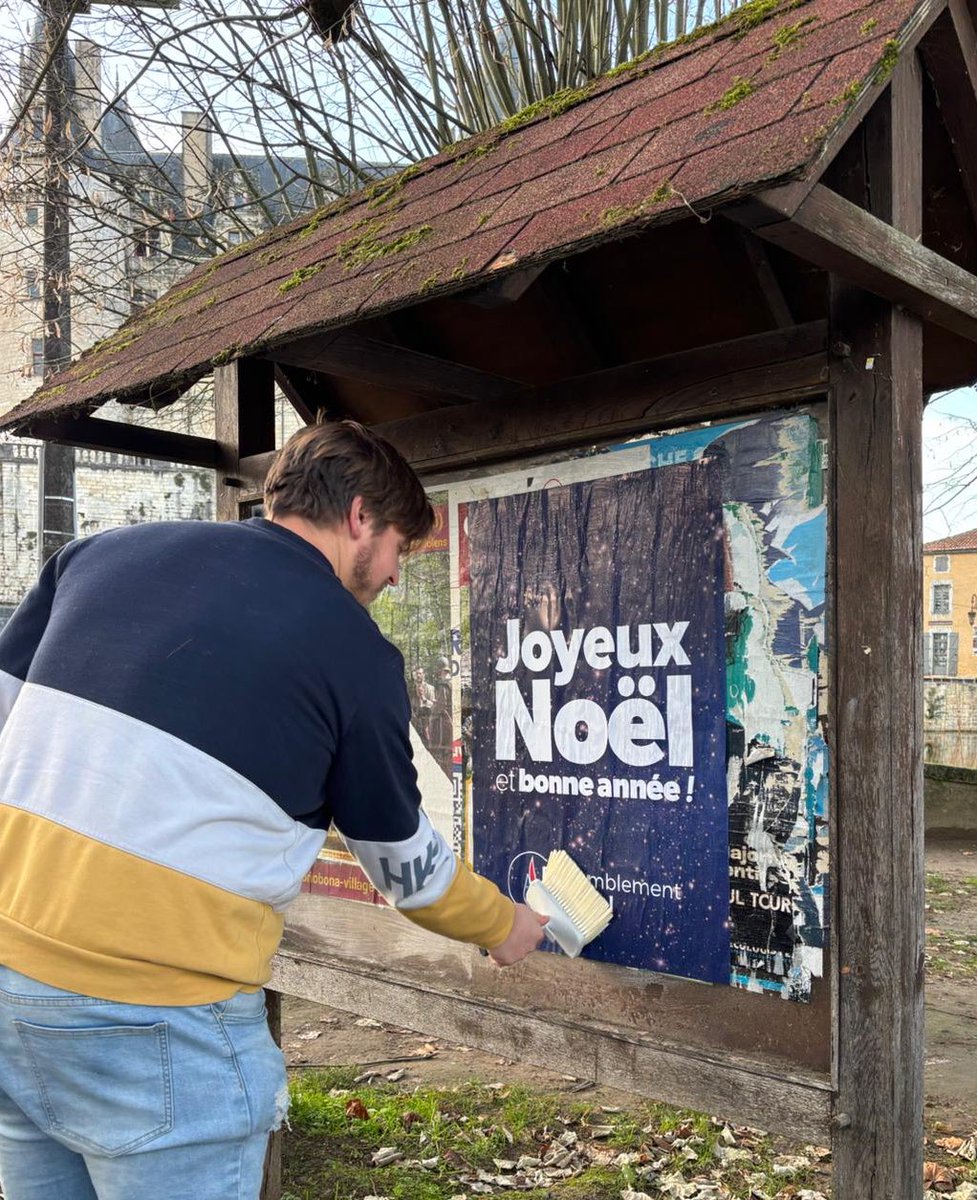 AymericMgls's tweet photo. Le @RN_Charente vous souhaite un Joyeux Noël et de bonnes fêtes de fin d’année ! 🎄🎅🏻🇫🇷

#JusquàlaVictoire https://t.co/0LWpBCb3Lk