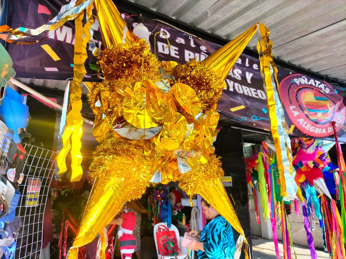 TVTenlinea's tweet image. #Entérate 🔴 Comerciantes de #piñatas estiman un aumento en sus ventas de hasta 60% este fin de semana previo a la #Navidad. Las piñatas más buscadas: pavo, reno, Santa Claus, burro y las tradicionales de siete picos.