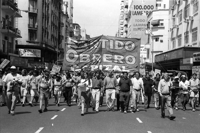nestorpitrola's tweet photo. Hace 23 años, así marchábamos hacia la Plaza de Mayo el 20 de diciembre de 2001, una y otra vez, contra la represión del gobierno de De la Rua y Cavallo. Una gesta popular contra muchos de los mismos que hoy gobiernan. No faltes hoy. ¡Fuera Milei! https://t.co/RTY3yOeHKP