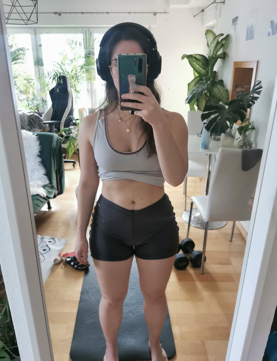 September vs Dezember 24 (3 mal wöchentlich Homeworkouts, - 1 kg 🤓) man sieht nicht wirklich einen Unterschied aber ich merke wie vor allem mein Oberkörper stärker geworden ist 😌